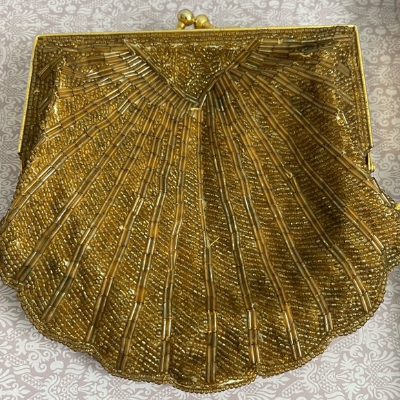 1930’s Gold Beaded ClamShell Design Opera Purse - Picture 3 of 16